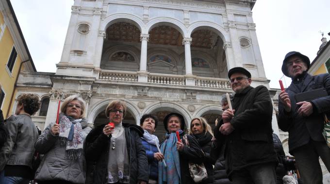 I fedeli che domenica mattina hanno protestato sotto la Curia contro il prete a luci rosse