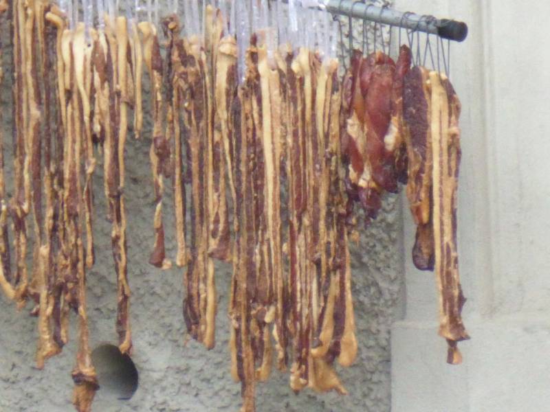 Carne e pesce messi a seccare dai cinesi a Quaracchi