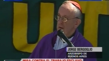Bergoglio durante il ricordo dei minori che morirono nell'incendio della fabbrica tessile