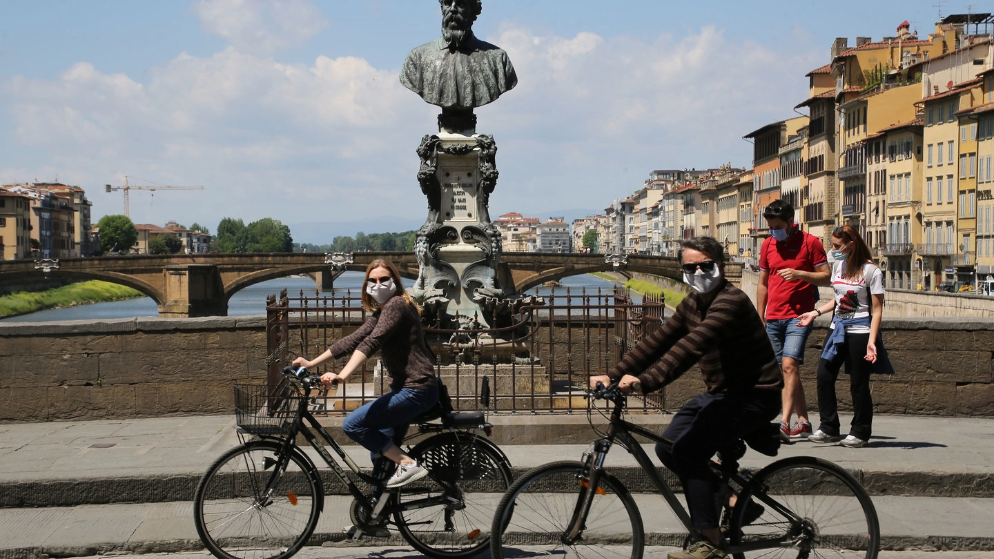 Persone a passeggio a Firenze (New Press Photo)