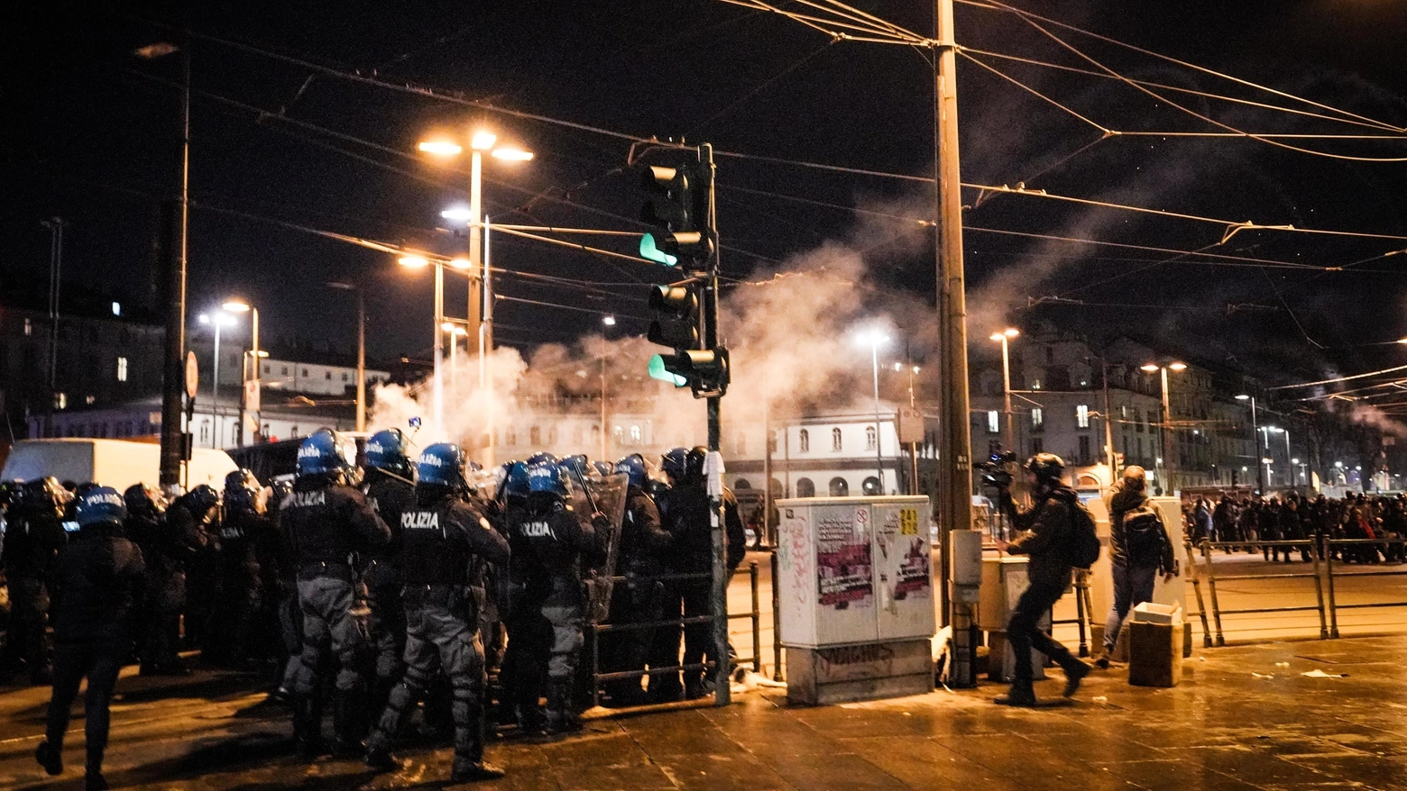 Gli scontri tra anarchici e polizia a Torino (Foto Ansa)