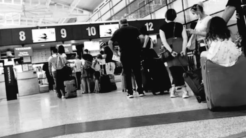Coda di passeggeri all'aeroporto (foto Ansa) 