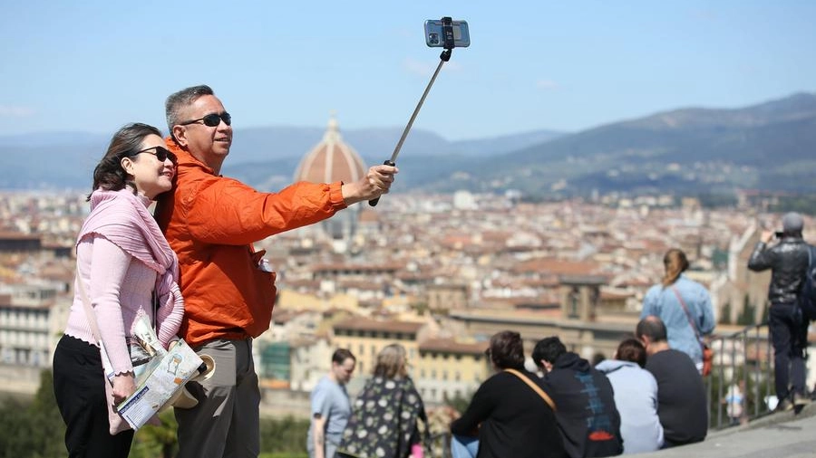 Turisti a Firenze per il ponte di Pasqua (Foto Marco Mori/New Press Photo)