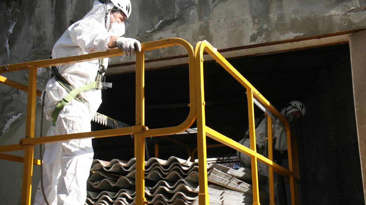 Amianto, tecnico al lavoro