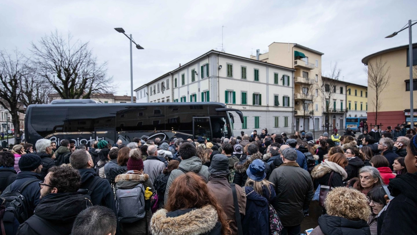 Empoli, "assalto" al bus sostitutivo a causa dello stop ai treni (foto Germogli)