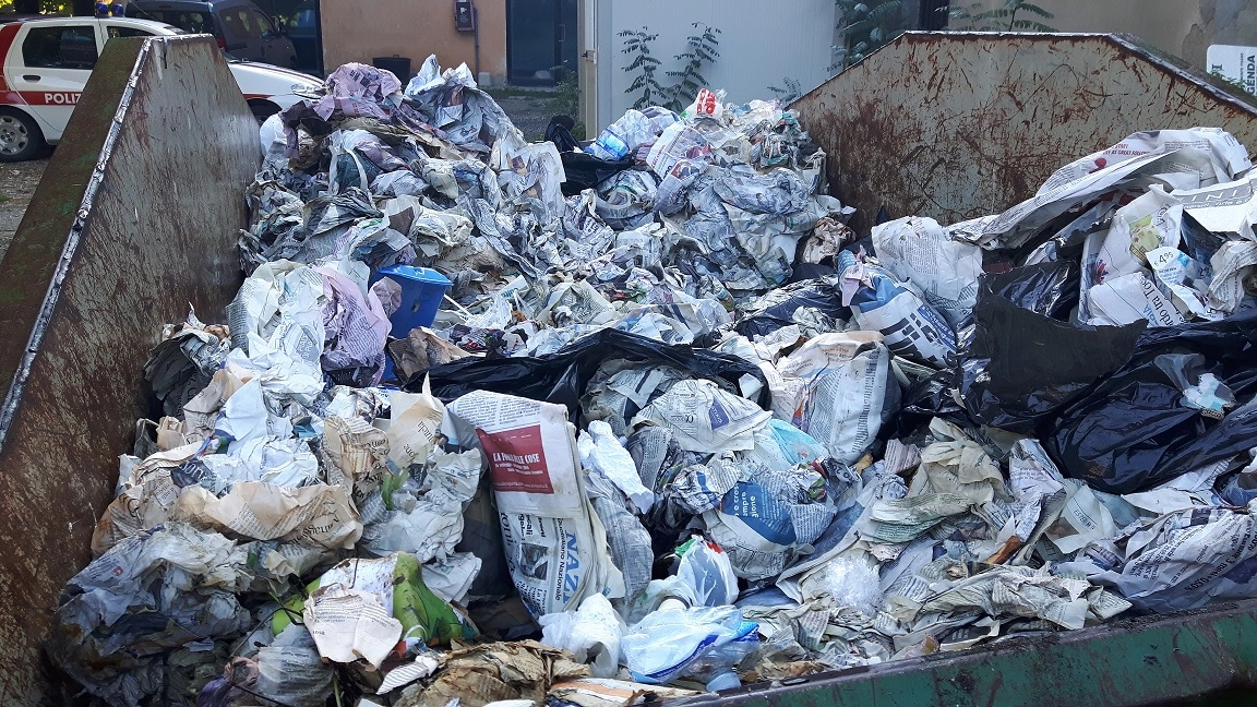 Lo scarrabile del Comune di Buti pieno di rifiuti abbandonati dal bientinese