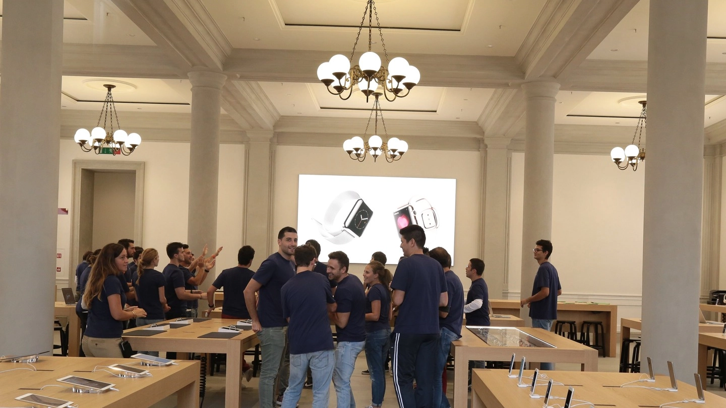 L'interno del nuovo Apple Store (New Press Photo)