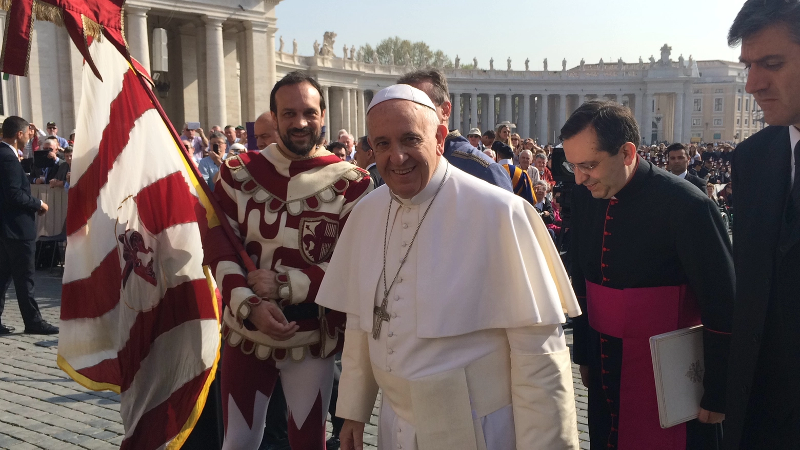 Papa Francesco accolto dagli Sbandieratori