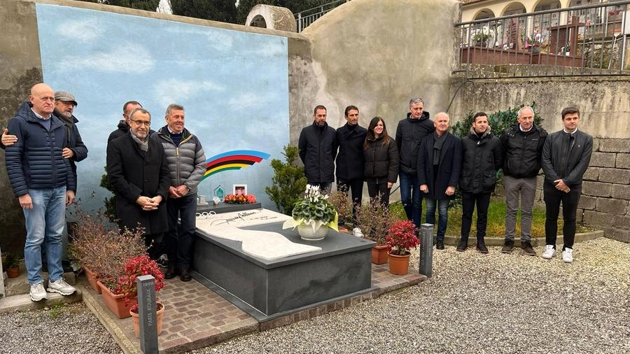 Il gruppo alla tomba di Franco Ballerini a Casalguidi