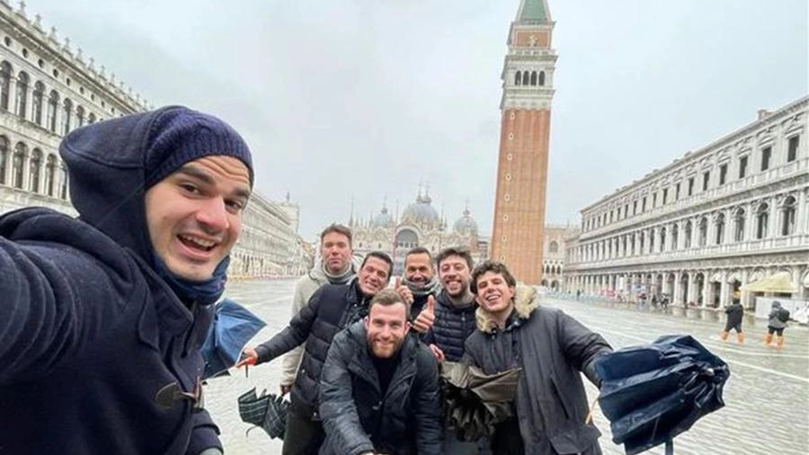 Selfie di Tittia e guardia-fantini in piazza San Marco 