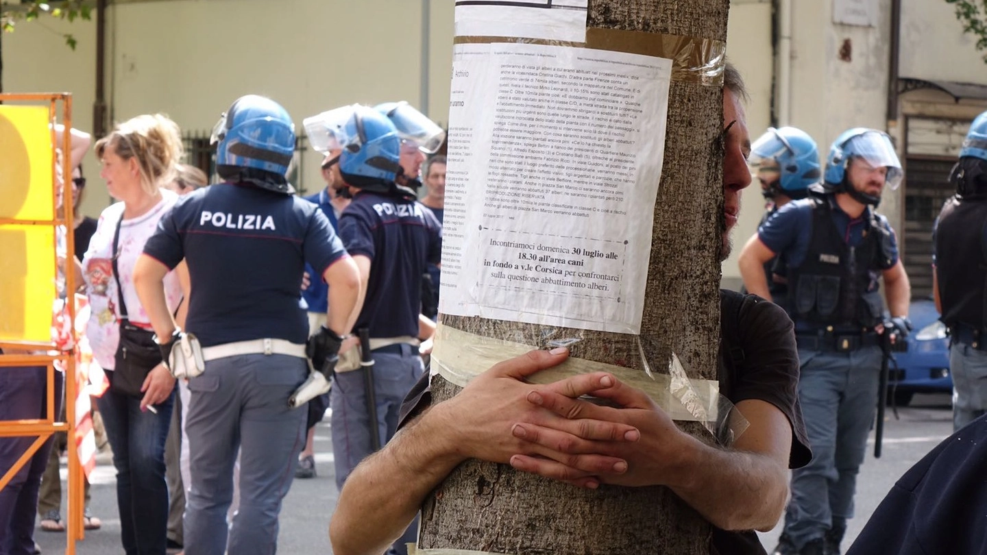 Taglio degli alberi in viale Corsica, una ventina in strada contro l'intervento
