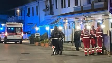 Rissa tra stranieri  fuori dalla pizzeria: calci, pugni e sprangate