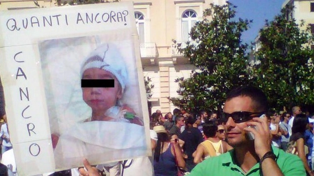 Mauro Zaratta a una manifestazione con la foto del figlio