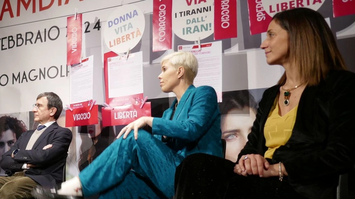 Il palco dell’incontro a Prato nell’ambito della Toscana delle donne festival promosso dalla Regione Toscana. Da destra Cristina Manetti, la pianista Giulia Mazzoni e il fotografo Massimo Sestini
