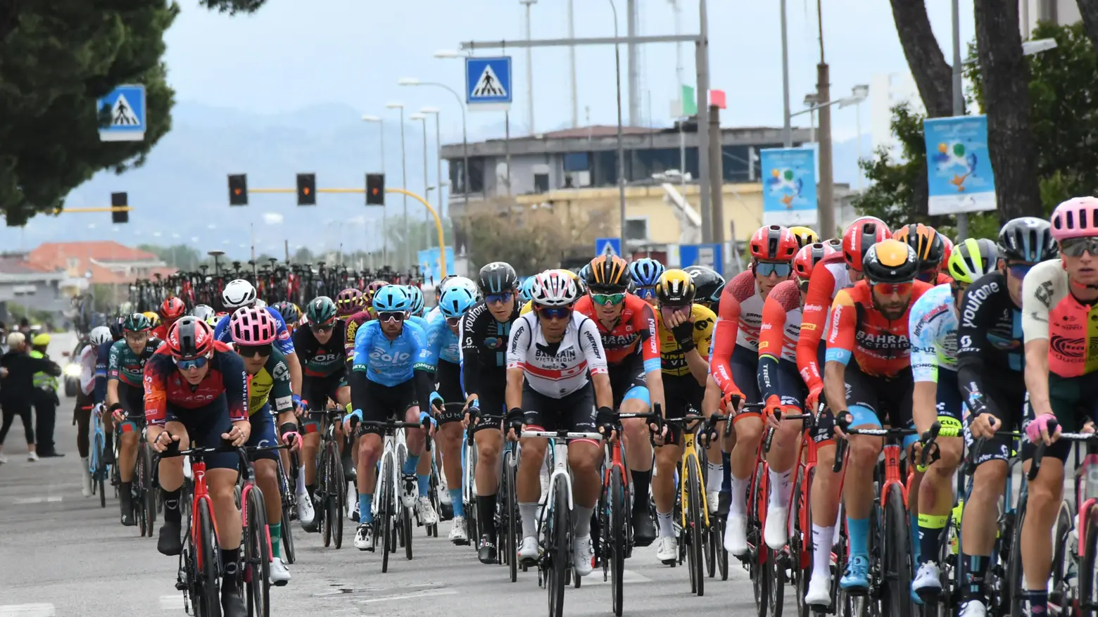Festa per il passaggio dei ’girini’ La corsa rosa è sfilata sul lungomare Festa per il passaggio dei ’girini’ La corsa rosa è sfilata sul lungomare