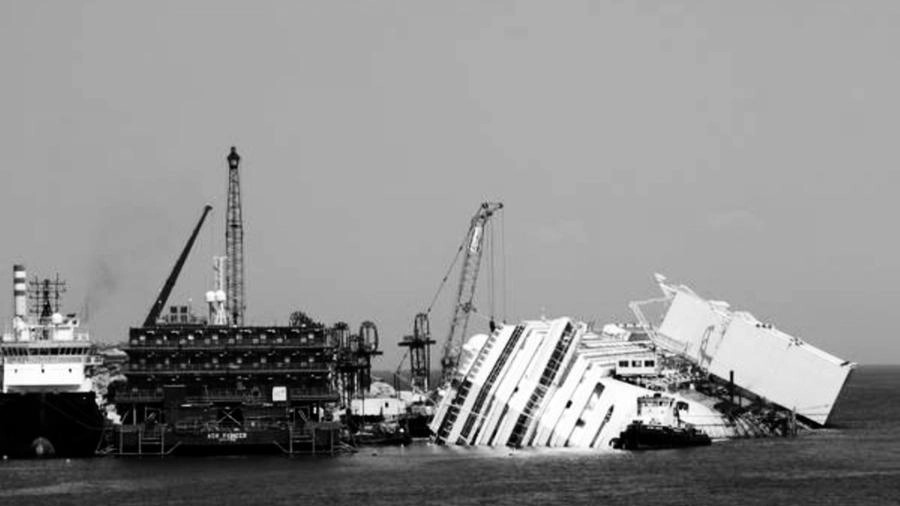 Le operazioni di recupero della Costa Concordia (foto Ansa)