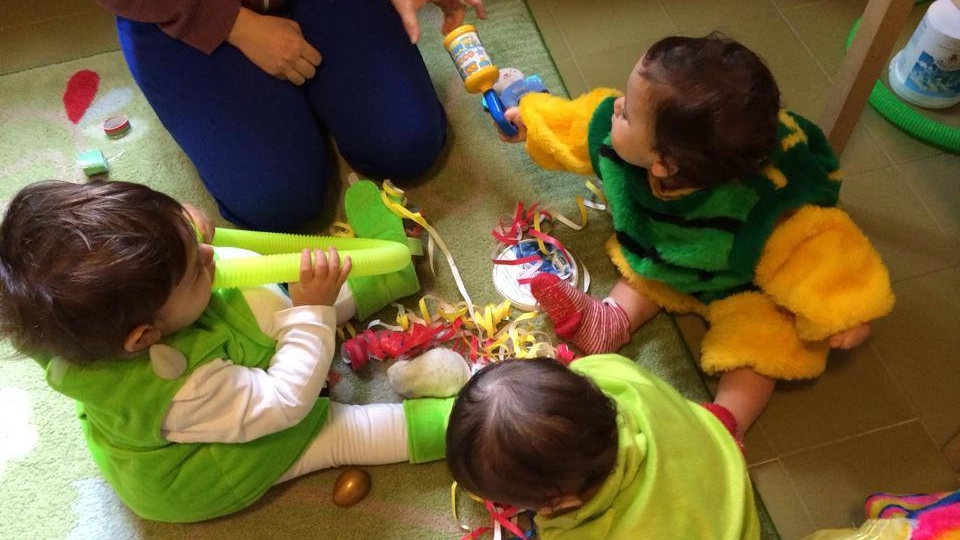 Alcuni bimbi giocano (Foto d'archivio)
