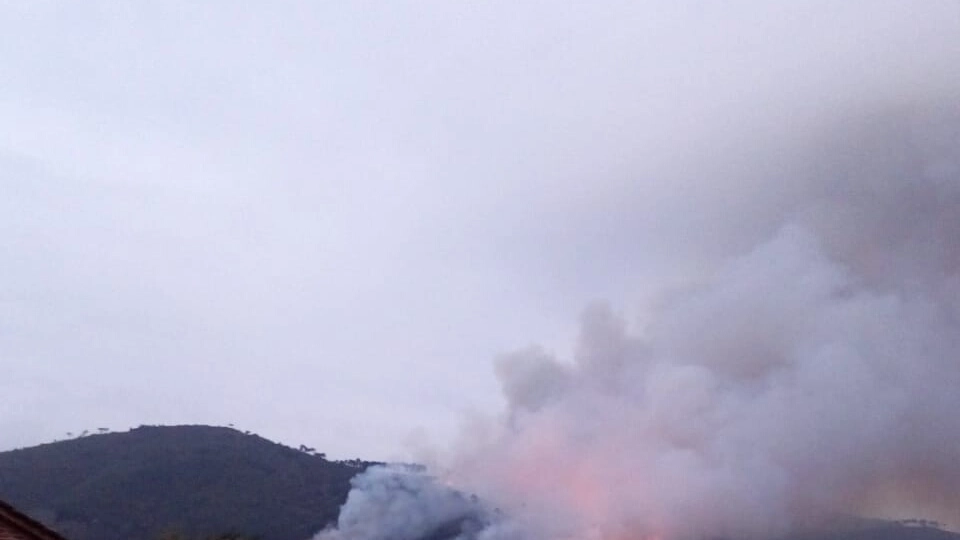 Incendio nel Compitese, la visuale del rogo dalle scuole di San Leonardo