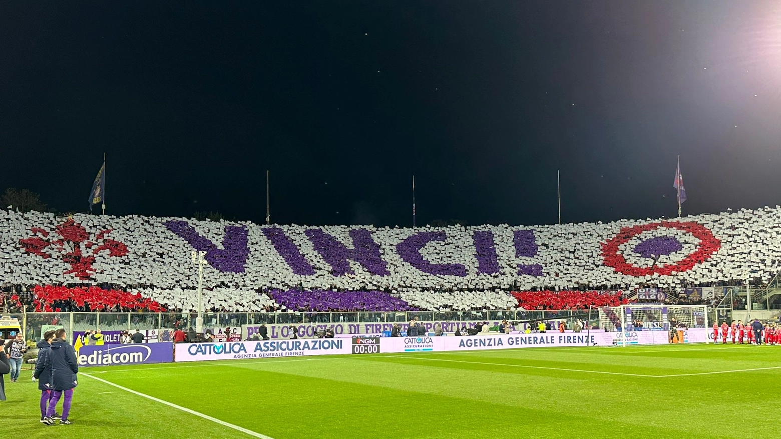 Fiorentina, super coreografia nella semifinale di Coppa Italia: “Vinci!”