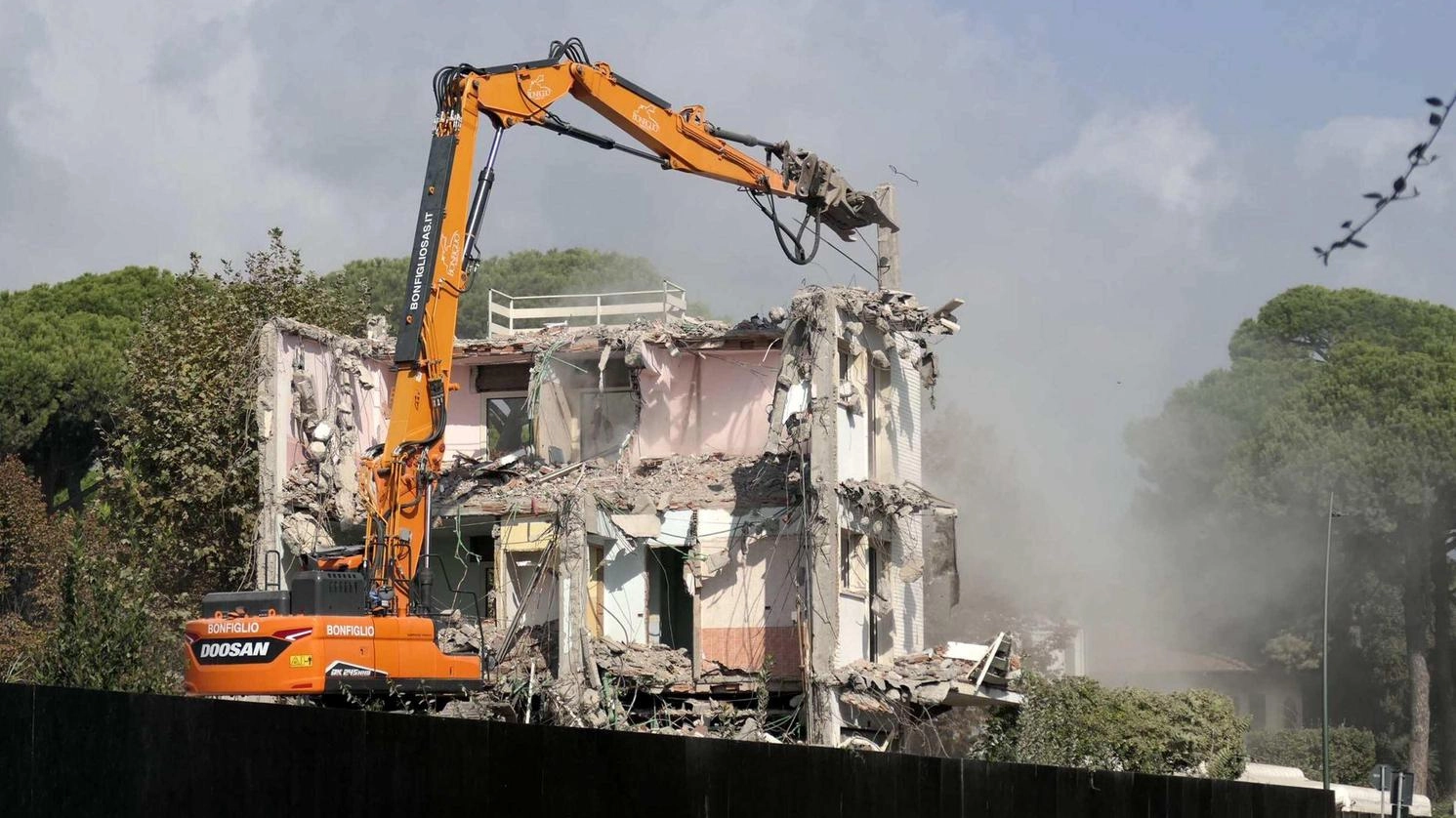 Ex hotel Areion, via alla demolizione. Sarà una struttura lusso nel 2025
