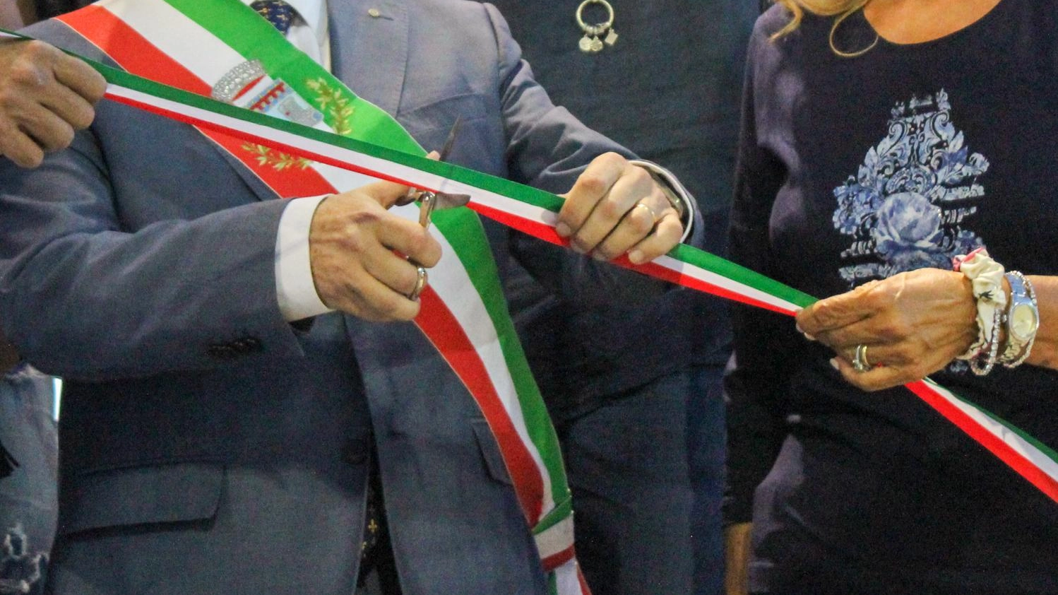 Lo stadio del Bisenzio si rinnova Ecco la nuova tribuna dei gialloblù Lo stadio del Bisenzio si rinnova Ecco la nuova tribuna dei gialloblù