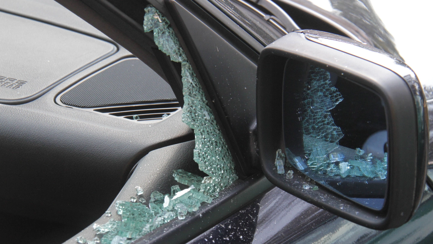 Alle vetture in sosta sono stati rotti i vetri (foto Umberto Visintini/ New  Press Photo)