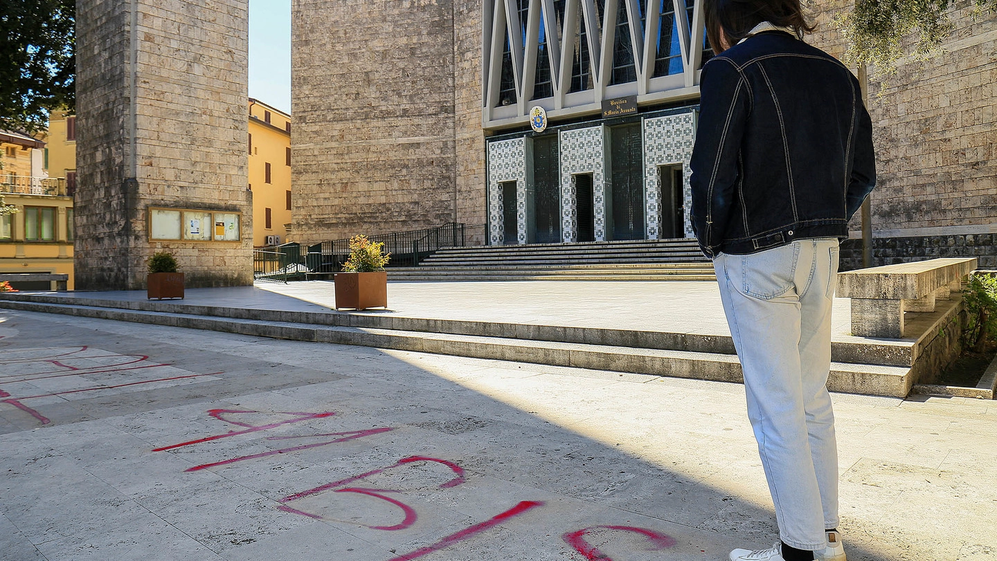 La scritta con vernice spray come appariva ieri mattina (foto Goiorani)