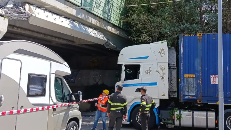 Il camion che ha colpito il sottovia della FiPiLi a Empoli