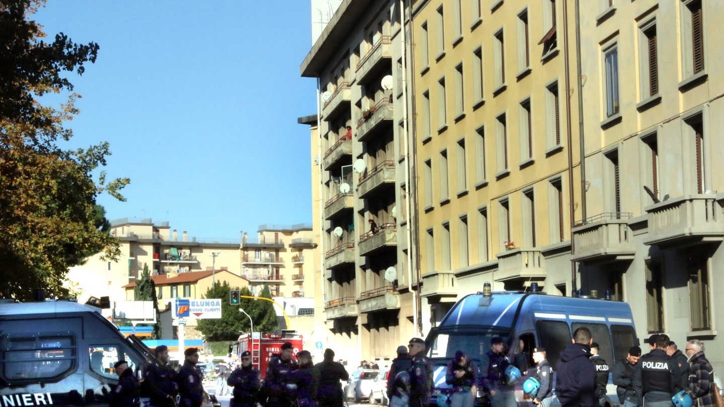 Le forze dell'ordine fuori dal palazzo (New Press Photo)