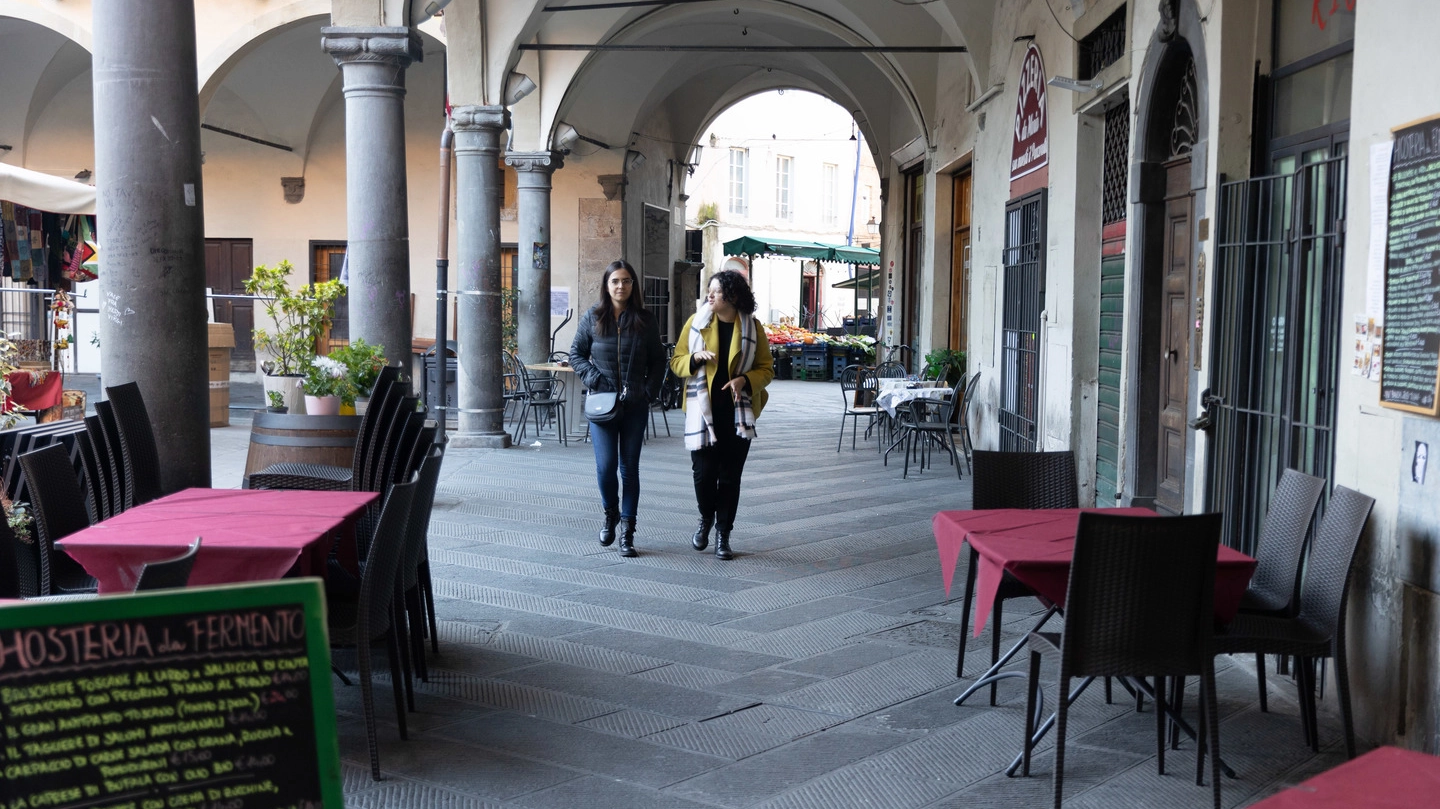 Viaggio nel quadrilatero della ’movida’, dove anche in pieno giorno i locali hanno ridotto gli spazi all’aperto. E il malumore si fa largo