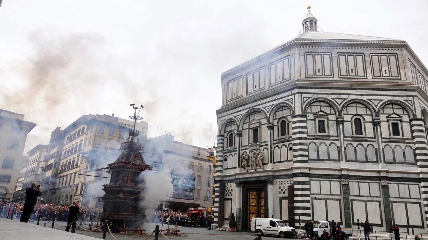 Pasqua a Firenze, lo scoppio del carro (Gianluca Moggi /New Press Photo)