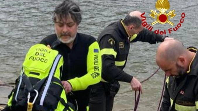 Tenta il suicidio gettandosi nel lago Rocambolesco il salvataggio Tenta il suicidio gettandosi nel lago Rocambolesco il salvataggio