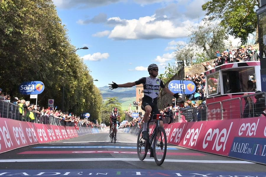 L'arrivo di tappa (foto da profilo Twitter Giro d'Italia)