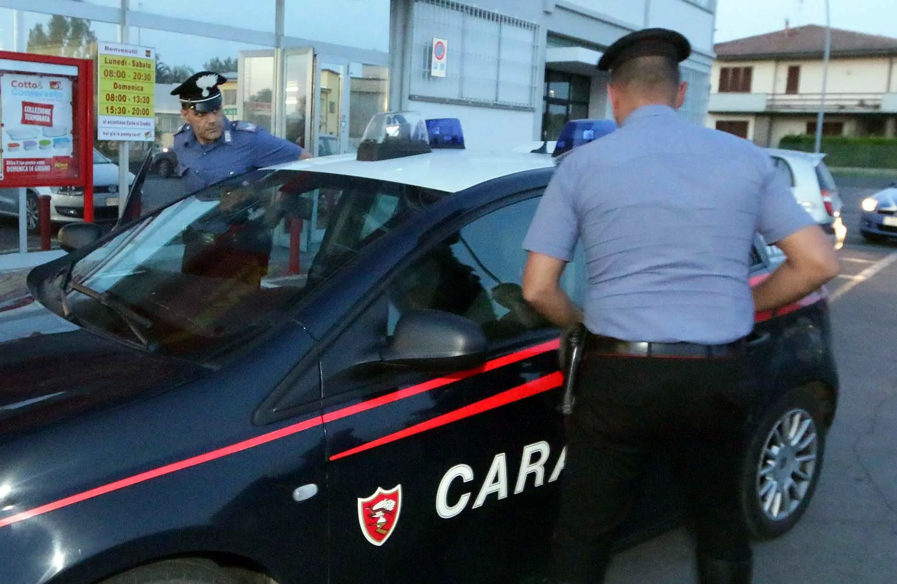 Far west in strada: tamponamento con minacce e coltello