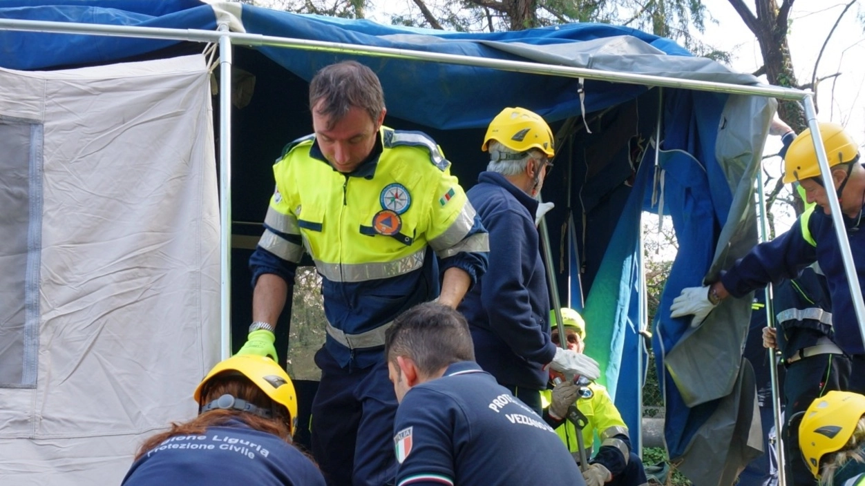 Il montaggio delle tende per il triage davanti al pronto soccorso (foto Frascatore)