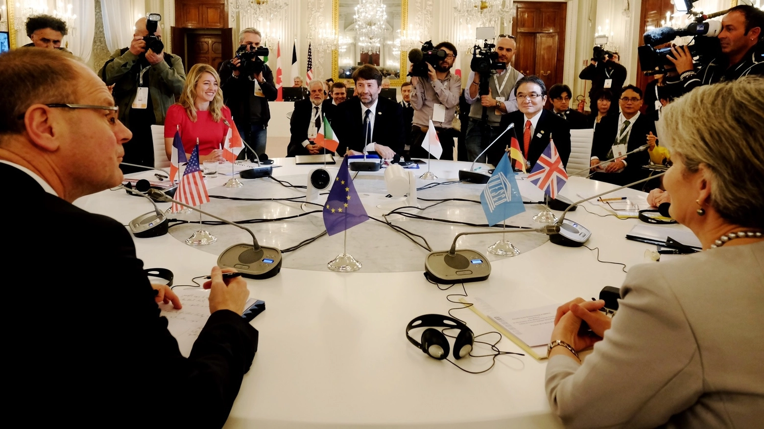 Il tavolo con i ministri (Giuseppe Cabras / New Press Photo)