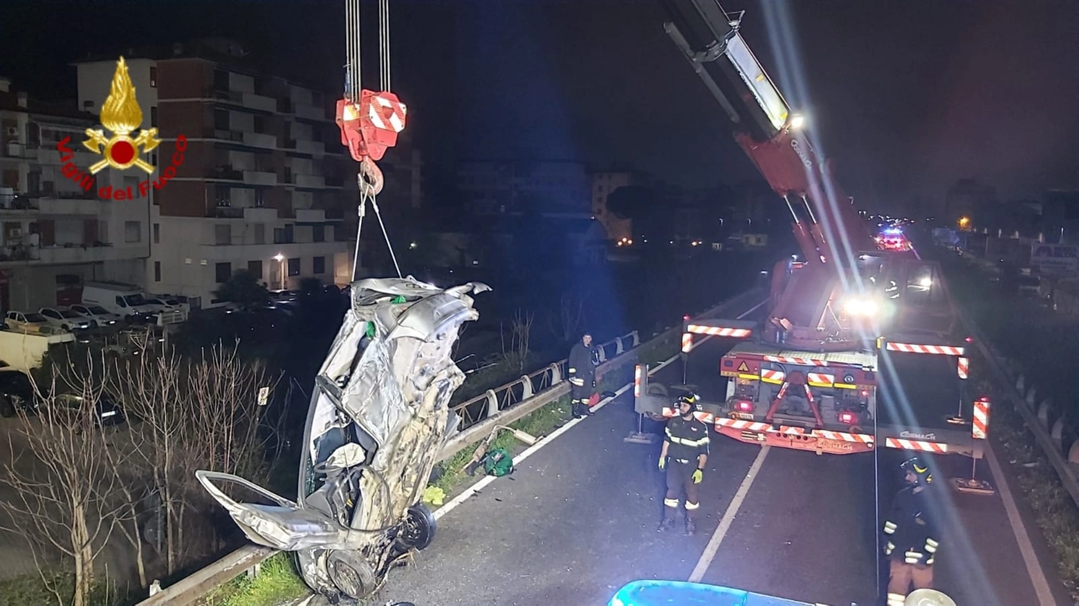 Il recupero dell'auto finita in una scarpata Il recupero dell'auto finita in una scarpata