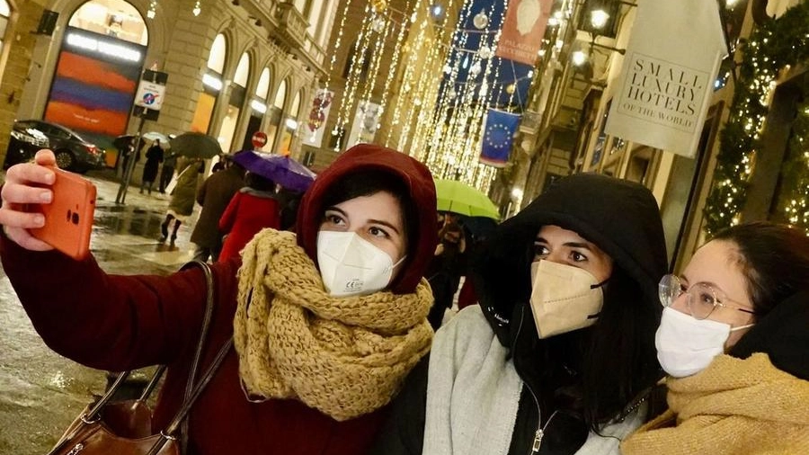 Mascherine obbligatorie nelle strade dello shopping a Firenze (New Pressphoto)