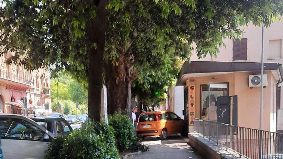 Auto contro una gelateria "Il negozio era chiuso Per fortuna niente clienti davanti al bancone" Auto contro una gelateria "Il negozio era chiuso Per fortuna niente clienti davanti al bancone"