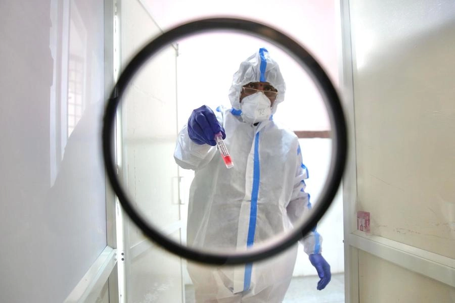 Un operatore Covid dell'ospedale di Bangalore, in India