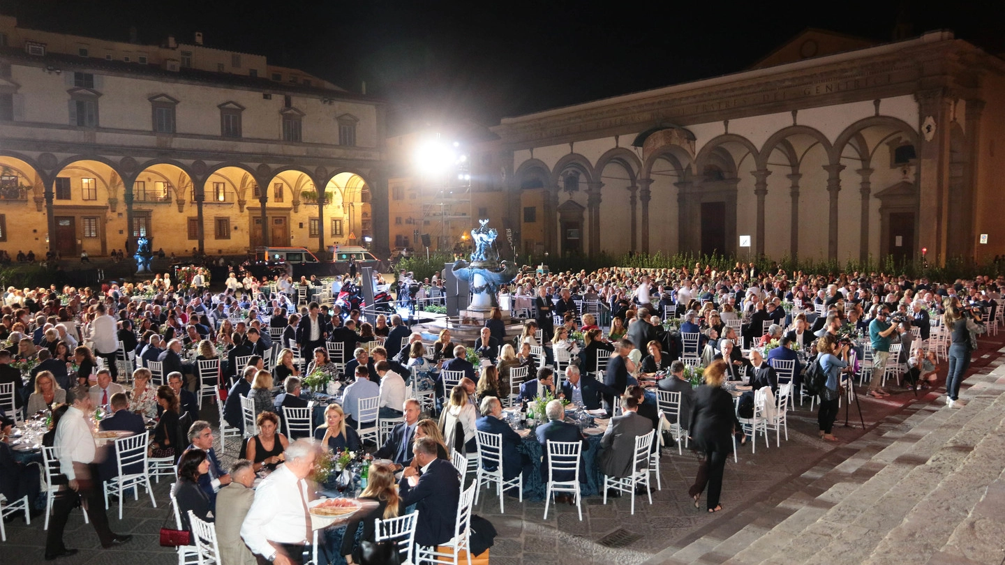 La cena in piazza Santissima Annunziata (New Press Photo)