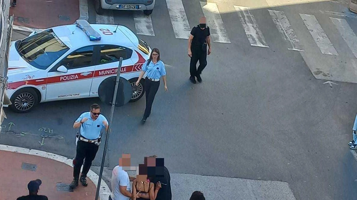 Grida e spintoni in via Don Minzoni tra la gente