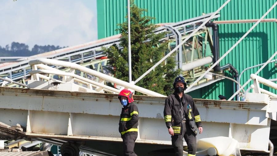 I vigili del fuoco sul ponte di Pagliari davanti alla parte mobile che è collassata