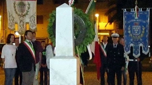 Il sindaco Alessandro Franchi di fronte al cippo intitolato ai caduti 
