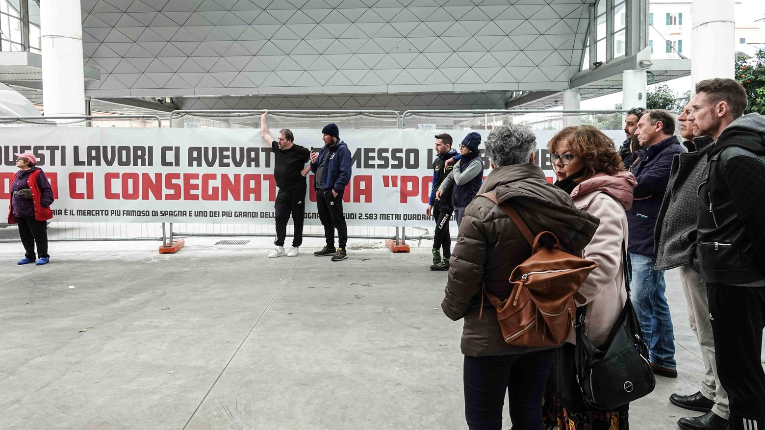 Mercato, la piazza ora ruggisce  Raccolte oltre cento firme  "Toglieteci la tassa sul suolo"