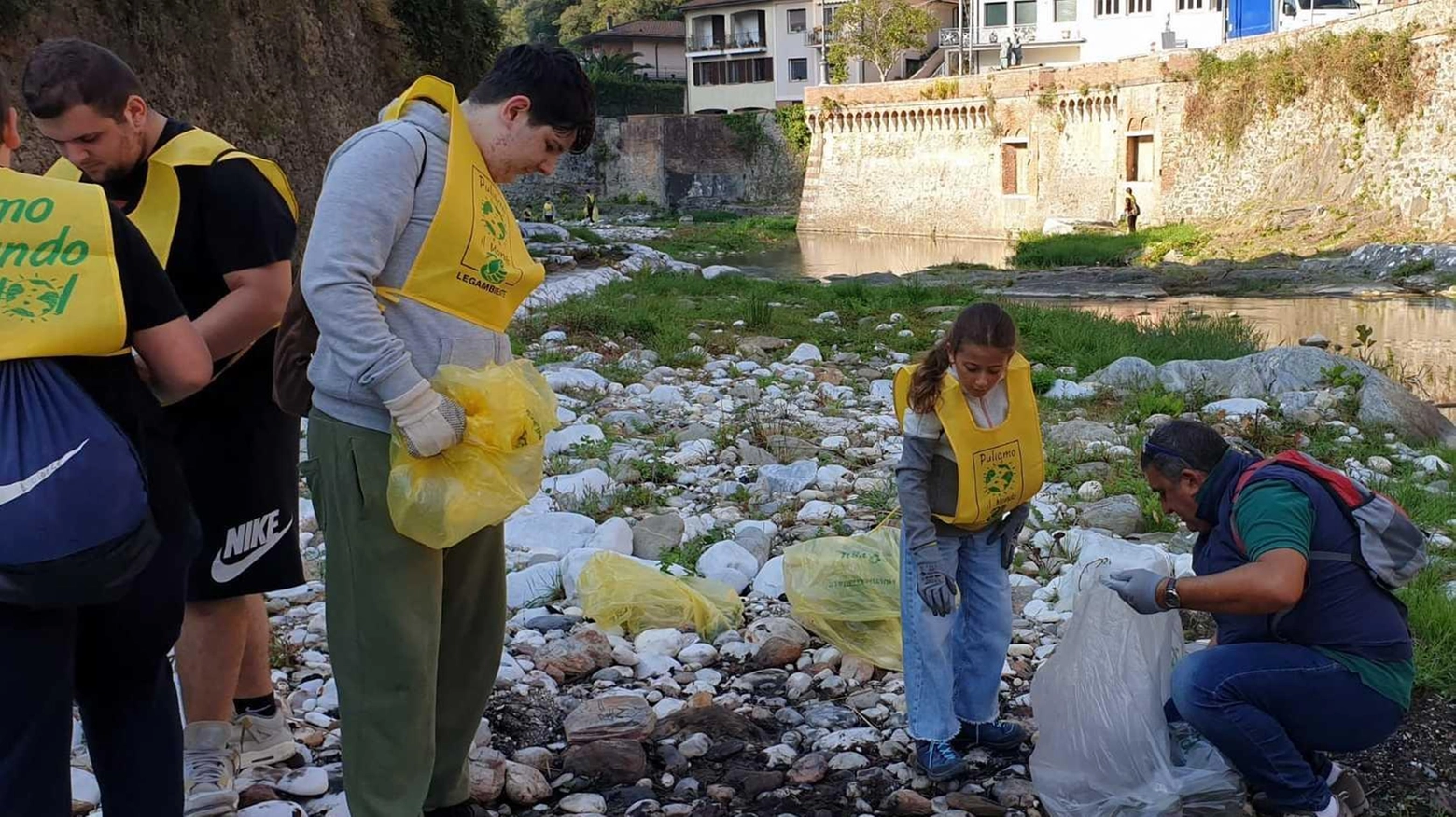 "Puliamo il mondo". Raccolti oltre 10 sacchi "Puliamo il mondo". Raccolti oltre 10 sacchi