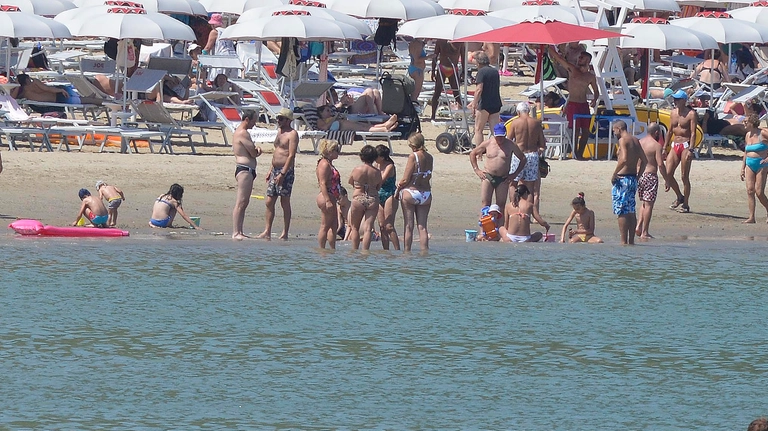 Questo è l'Inizio della Fine Persone-in-spiaggia-foto-d-archivio