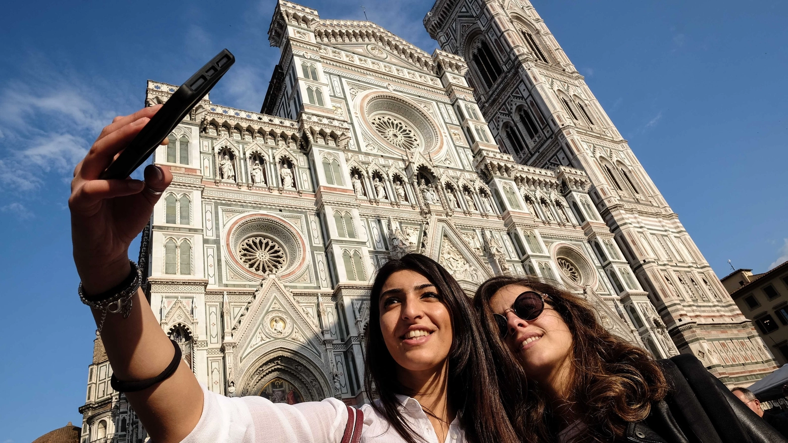 Selfie di due turiste in piazza del Duomo
