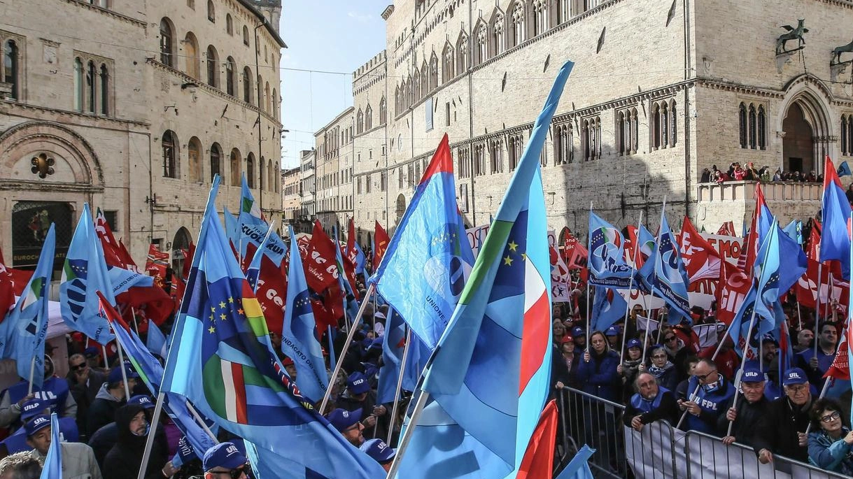 La protesta è scesa in piazza. Il ’popolo’ di Cgil e Uil grida "no" contro la manovra del governo La protesta è scesa in piazza. Il ’popolo’ di Cgil e Uil grida "no" contro la manovra del governo