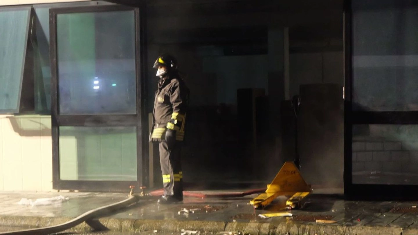 L’incendio nel magazzino della Rox il 28 dicembre